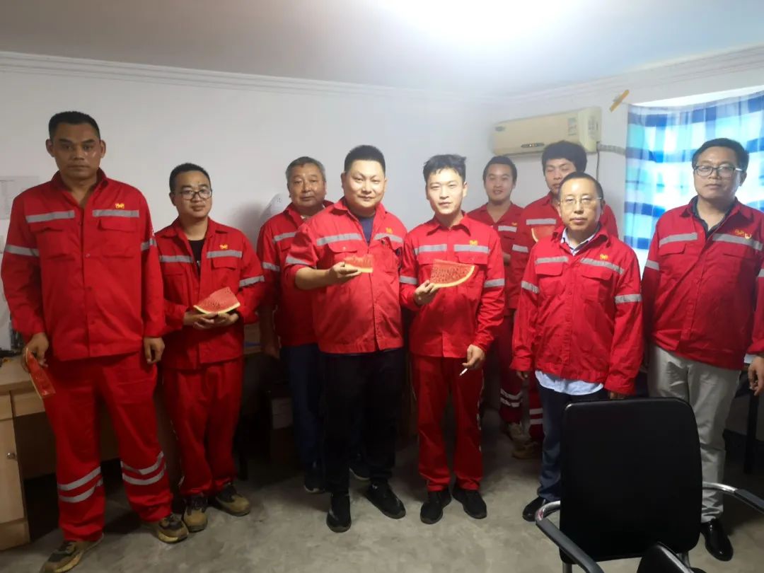 關愛職工情系一線 化機公司開展送清涼活動(圖3) 圖片