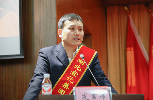 勞動模范王雨:發(fā)揚(yáng)勞模精神 爭做時代先鋒(圖1) 勞動模范王雨:發(fā)揚(yáng)勞模精神 爭做時代先鋒(圖1)