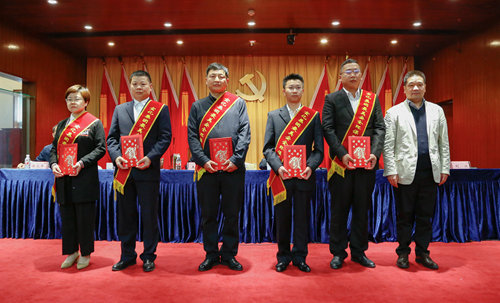 宜化集團召開2019年慶祝“五一”國際勞動節暨表彰大會(圖9) 宜化集團召開2019年慶祝“五一”國際勞動節暨表彰大會(圖9)