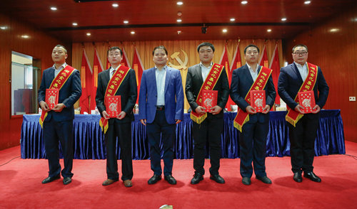 宜化集團召開2019年慶祝“五一”國際勞動節暨表彰大會(圖7) 宜化集團召開2019年慶祝“五一”國際勞動節暨表彰大會(圖7)