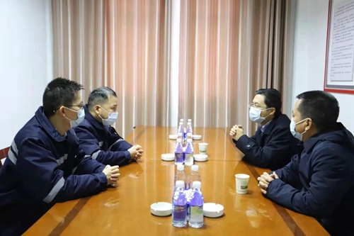 宜都市委副書記、市長李澤剛到楚星公司慰問市拔尖人才(圖2) 宜都市委副書記、市長李澤剛到楚星公司慰問市拔尖人才(圖2)