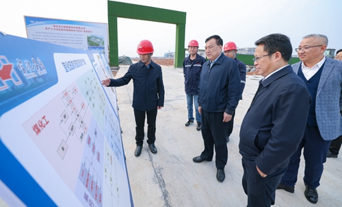 袁衛東到新材料公司和新項目現場調研(圖1) 袁衛東到新材料公司和新項目現場調研(圖1)
