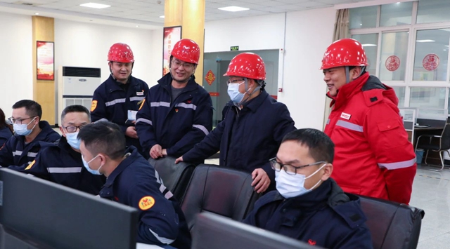 王大真除夕當天到松滋肥業、楚星公司和研發中心走訪慰問(圖1)