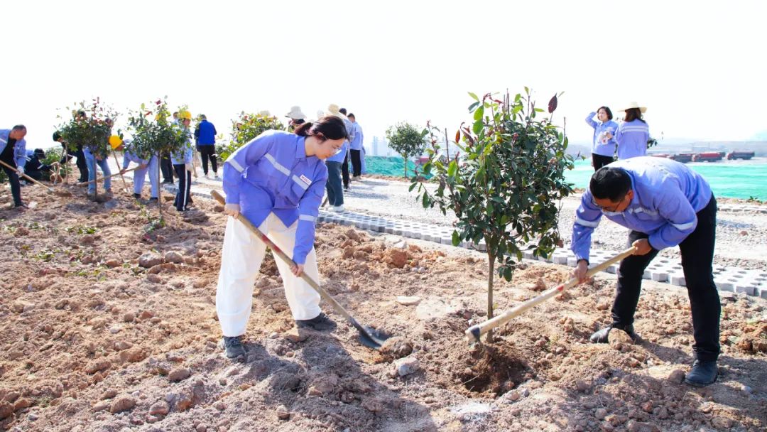 “植”此青綠共“樹”未來!集團各公司開展植樹活動(圖16) “植”此青綠共“樹”未來!集團各公司開展植樹活動(圖16)