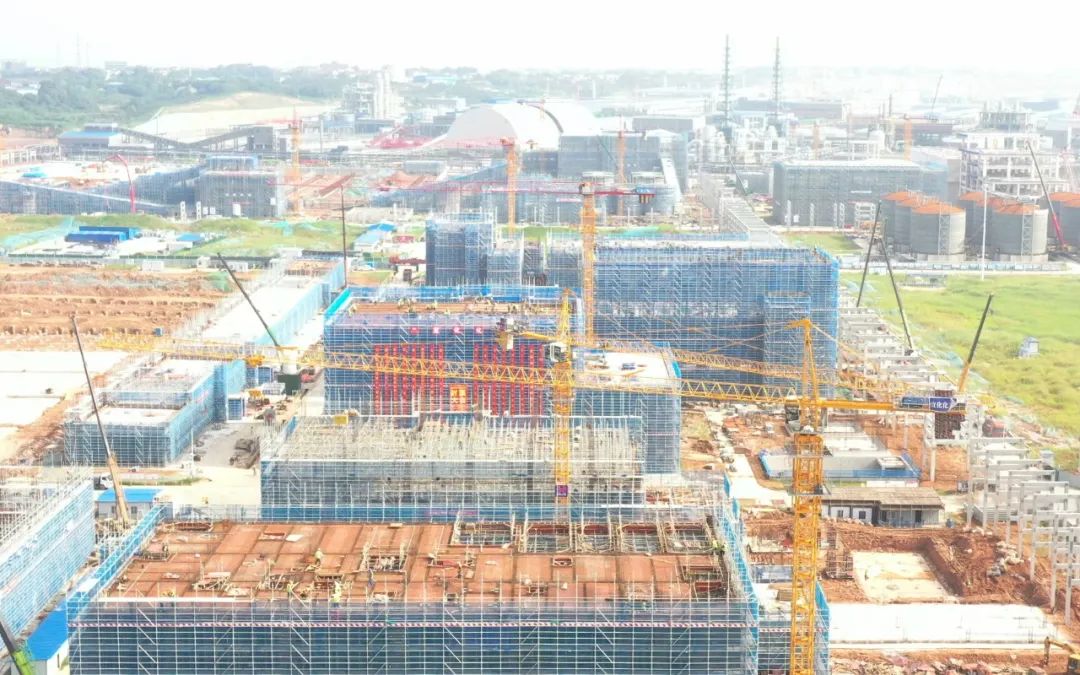 宜化磷化工項(xiàng)目高檔阻燃劑裝置順利封頂(圖4) 宜化磷化工項(xiàng)目高檔阻燃劑裝置順利封頂(圖4)