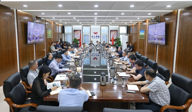 集團穩定生產提升效益指揮部召開調度會(圖1)