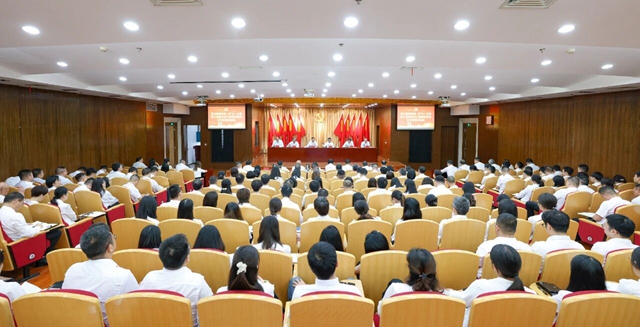 宜化集團召開黨委（擴大）會議暨深入貫徹中央八項規定精神學習教育總結會(圖1)