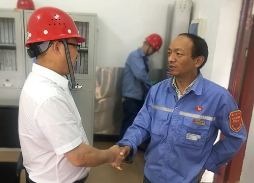 王大真到宜都園區、股份公司看望慰問基層黨員